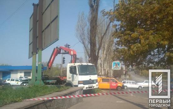 В Кривом Роге демонтировали шесть аварийных билбордов