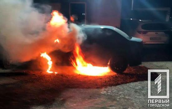 В Кривом Роге горел припаркованный автомобиль