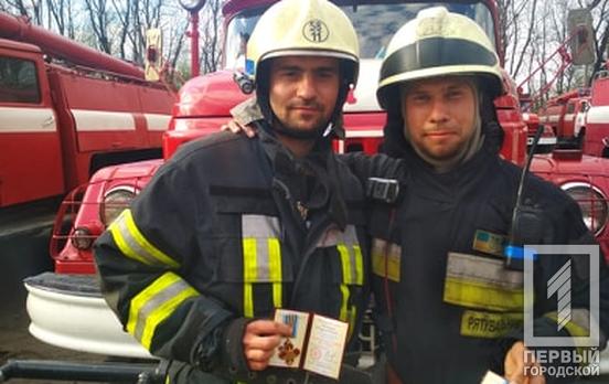 Президент наградил двух спасателей из Днепропетровской области, которые тушат пожары в Чернобыльской зоне