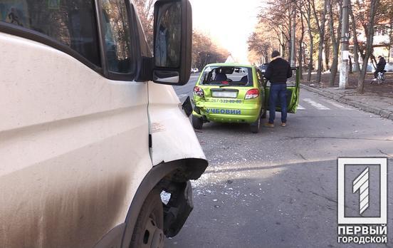 В Кривом Роге машина автошколы столкнулась с грузовиком, никто не пострадал