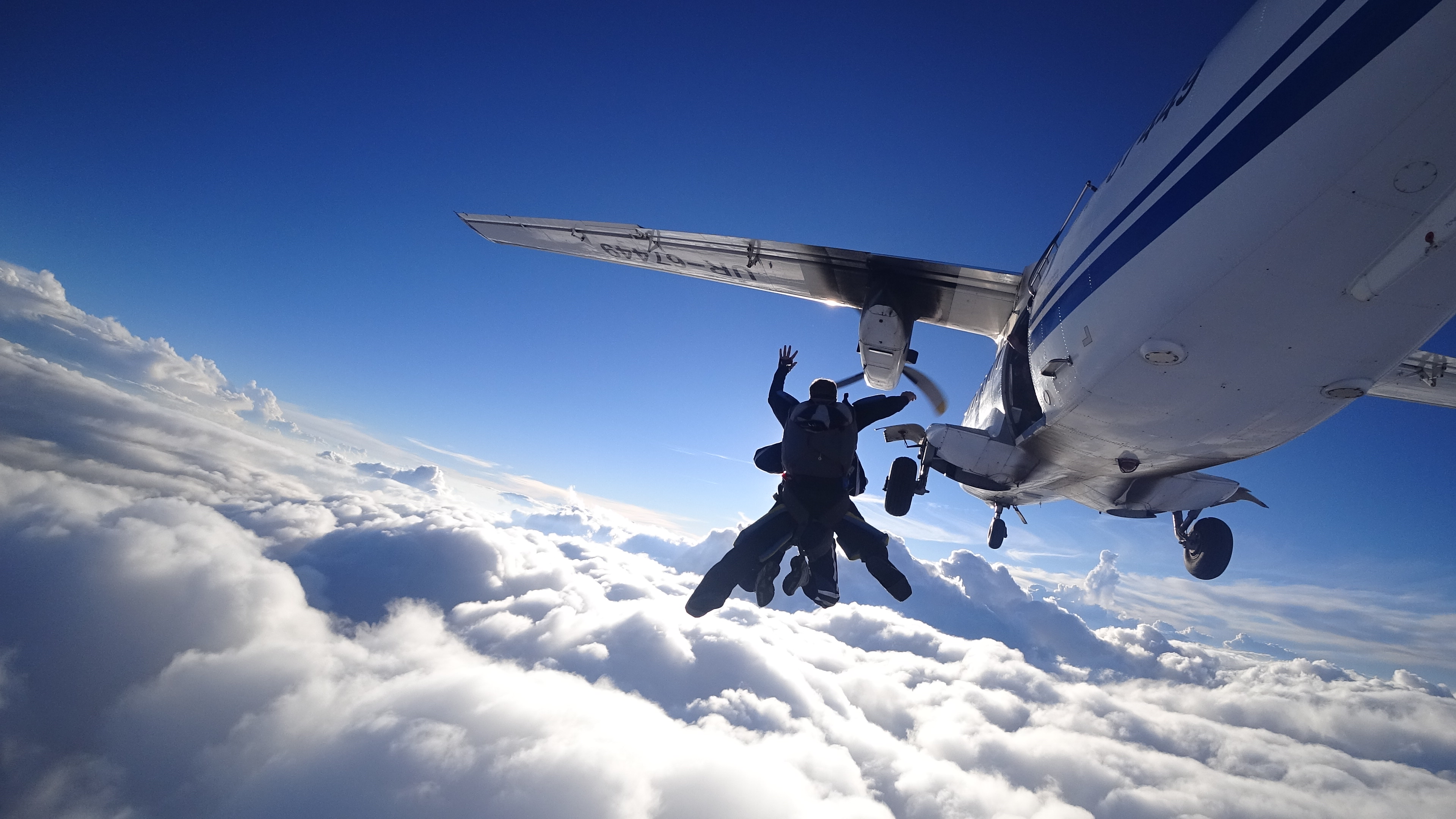 «Реабилитация небом»: участники АТО и ООС из Кривого Рога прыгали с парашютом