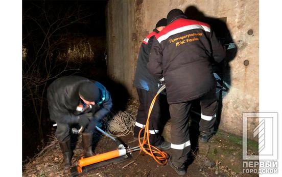 В Кривом Роге спасатели подняли на поверхность тела двух мужчин, которые сорвались в заброшенную шахту