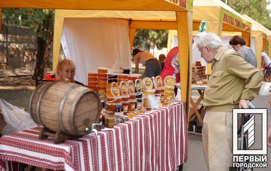 Разнообразие мёда, фотозоны и конкурсы: что интересного предлагают на фестивале уличной еды в Кривом Роге