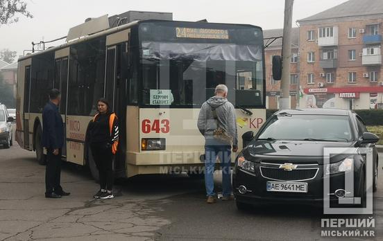 В районі автовокзалу у Кривому Розі не роз’їхалися Chevrolet і тролейбус