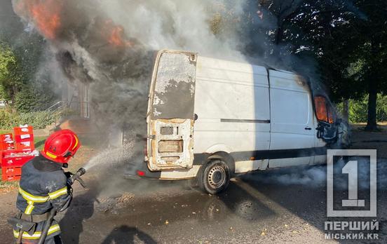 Спалахнув на ходу: у Кривому Розі вогонь понівечив бус