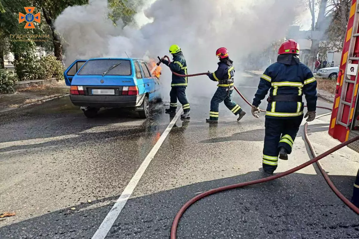 Автівки Кривого Рогу у вогні: на вулиці Криворіжсталі палала Skoda FORMAN, а на Мусоргського - Mercedes-Benz VITO