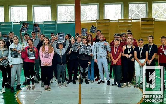 Сила юности: в Кривом Роге школьники сошлись на соревнованиях по воркауту