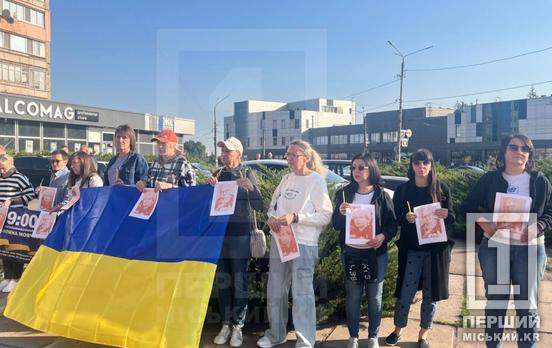 Зі світлинами вбитого рашистами хлопчика і його бабусі: у Кривому Розі провели хвилину мовчання