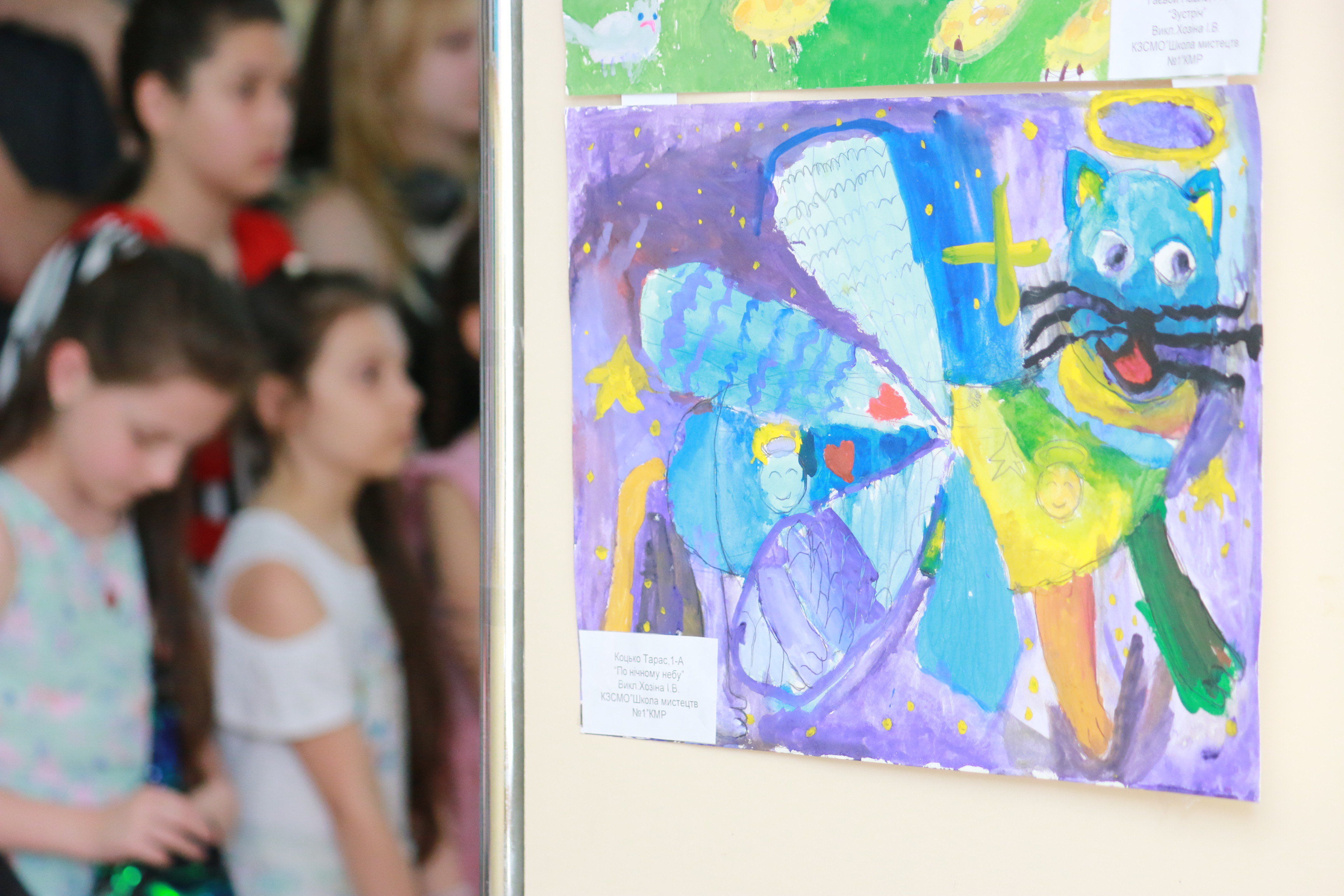В Кривом Роге открылась выставка детских работ «Синий кот», чтобы поддержать юных художников Херсонщины
