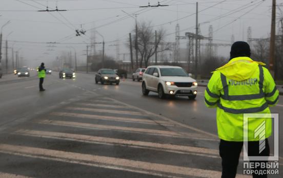 Знайшов пакет з небезпечним психотропом і возив у машині: у Кривому Розі поліція зупинила військового з наркотиками, його оштрафував суд