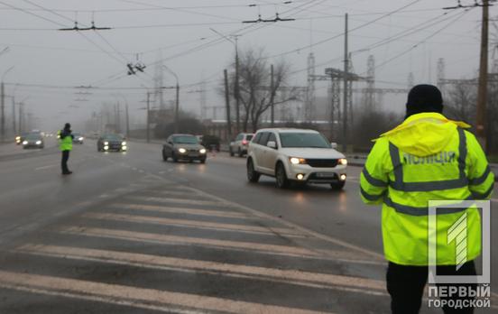 Знайшов пакет з небезпечним психотропом і возив у машині: у Кривому Розі поліція зупинила військового з наркотиками, його оштрафував суд