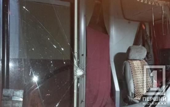Камнем в «лобовуху»: в Кривом Роге вандалы попали в автобус