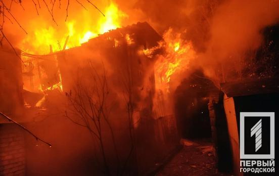 Во дворе многоквартирного дома в Кривом Роге разгорелся пожар на 100 квадратных метров