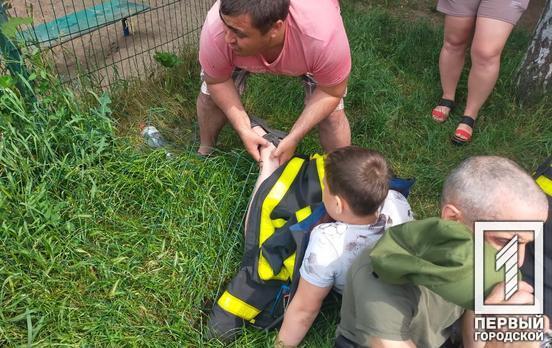 Проколол ногу железным забором: спасатели оказали помощь ребенку