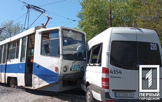 У Кривому Розі зіштовхнулися маршрутка і трамвай: семеро постраждалих