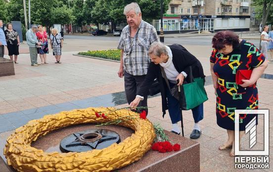 До підніжжя братської могили у Кривому Розі урочисто поклали квіти з нагоди Дня скорботи та вшанування пам’яті жертв війни в Україні