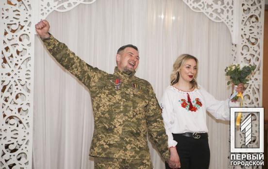 У Кривому Розі поєднали серця шлюбом «кіборг» та волонтерка