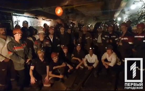 «Мы очень сильно надеемся на вашу помощь»: бастующие в шахте рабочие записали видеообращение к Президенту Зеленскому