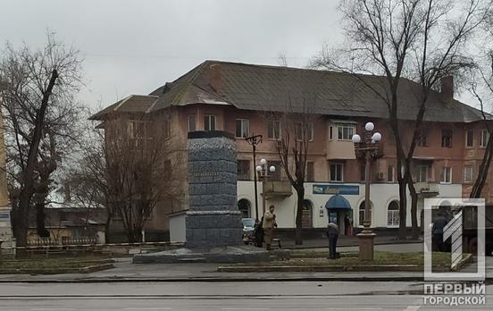 В Кривом Роге демонтировали аварийный памятник Богдану Хмельницкому, у которого ранее отпала рука