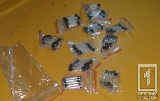 Полицейские нашли в машине у жительницы Кривого Рога больше 100 трубочек с метамфетамином