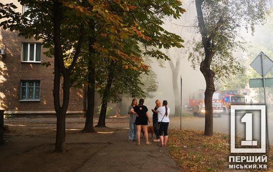Усе подвір'я огорнув дим: на Соцмісті горить квартира, постраждали діти