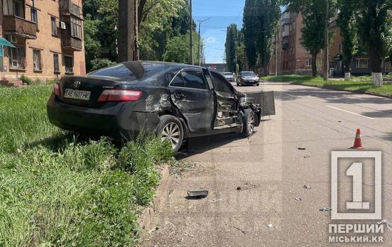 У Кривому Розі на Юності «Toyota» врізалася у сміттєвоз та вилетіла у стовп