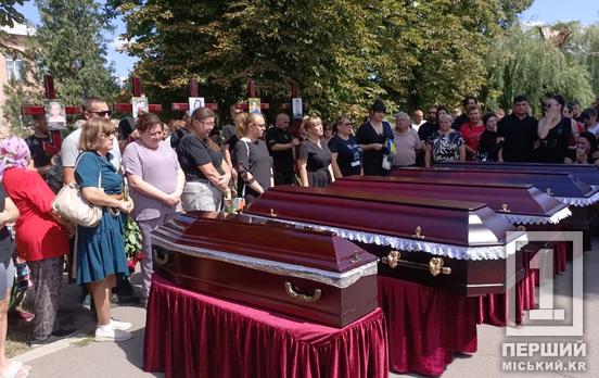 «Дуже важко, коли така втрата»: на Криворіжжі провели в останню путь членів родини Воронових, яких вбила російська ракета