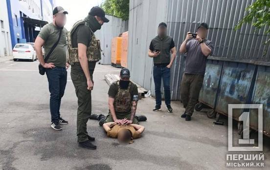 Продавав гранатомети та набої: на Дніпропетровщині затримали військового за торгівлю зброєю