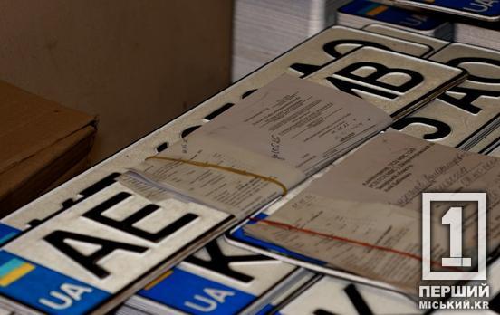 Українські водії знову можуть бронювати номерні знаки