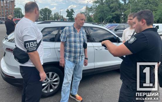 Вляпався двічі за бажання хабара та незаконну зброю: на Дніпропетровщині притягнуть до відповідальності інспектора державної медичної установи