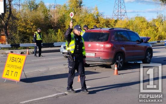 Небезпечні маневри на Дніпровському шосе: легковик розбив собі «ніс» об бус доставки води