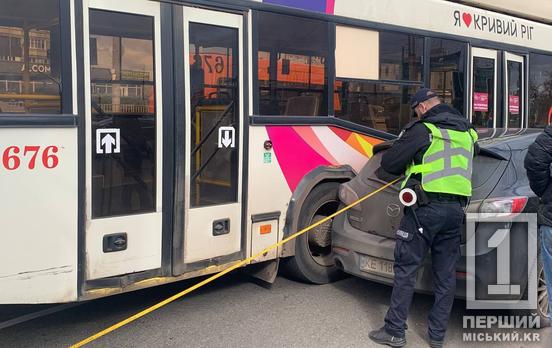 Ймовірний наслідок зміни смуг: на 95-ому кварталі тролейбус притиснув Mazda