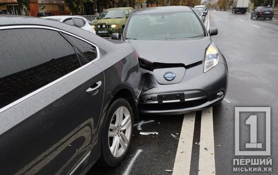 Не дотримались дистанції на слизькому: на проспекті Миру перед світлофором вдарилися три автівки