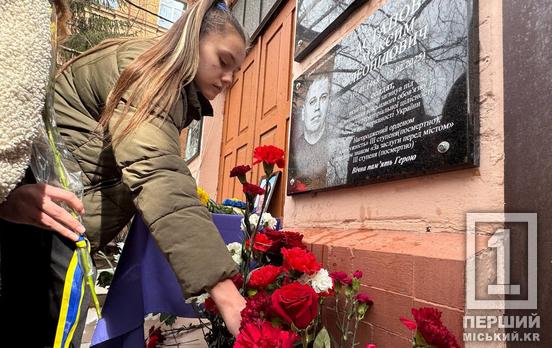 Нові обличчя мужності на шкільних фасадах: у Кривому Розі увічнили пам’ять Максима Астапова та Юрія Карпенка