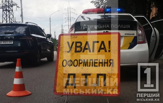 Не поділили дорогу при маневрі: у Кривому Розі на вулиці Гетьманській зіткнулися Volkswagen та Skoda