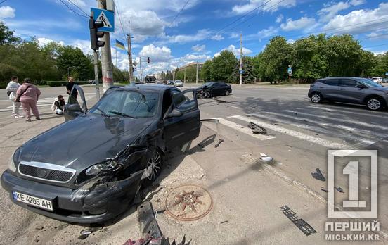 Біля міськвиконкому  вдарилися «мордами» Lanos та Mitsubishi