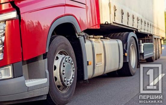 Аби вберегти дороги від деформації: через спеку на Дніпропетровщині обмежили рух вантажівок