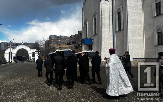 Кривий Ріг провів в останню путь двоюрідних братів, Микиту Перехреста та Костянтина Новіка, чиї юні життя відібрала російська балістика