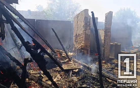 Їдкий дим та тріск вогню: надзвичайники боролися з чималою пожежею на Інгульці