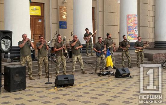 Їхали козаки і завітали до Кривого Рогу: поблизу пк «Карачуни» драйвово і патріотично запалив оркестр 93-ої ОМБР «Холодний Яр»