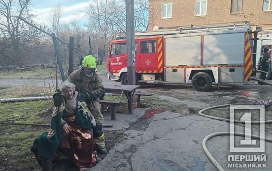 Виносили безтямною: у Металургійному районі надзвичайники врятували жінку з пожежі