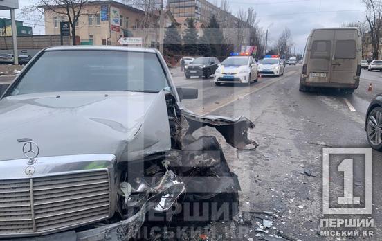 Розтрощило передки: на проспекті Миру зіткнулися Mercedes і Toyota