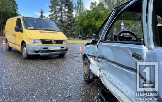 На Карачунах зіткнулися Mercedes і «Таврія»: рятувальники вирізали постраждалу з салону