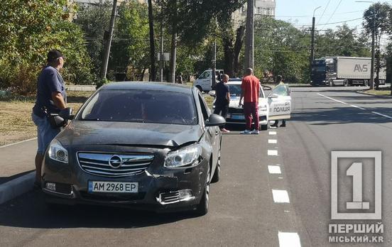 У одной из машин вывернуло колесо: в Кривом Роге на Кобылянского в ДТП попали Lanos и Opel