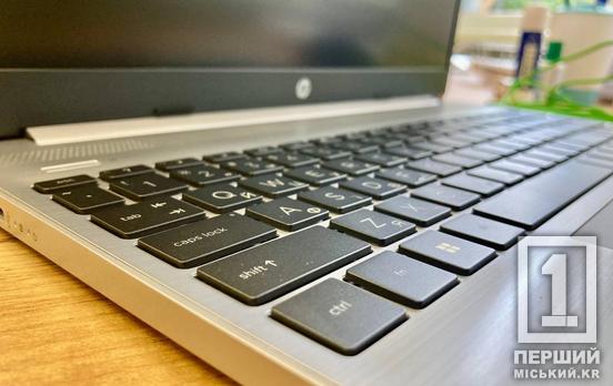 Брала ноутбуки для дітей, а в підсумку продала: у Кривому Розі судитимуть жінку