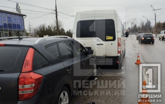 Слизький асфальт і зім’ятий метал: на Вільної Ічкерії KIA наздогнала Renault