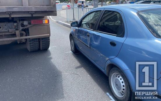 Водій прийняв невдале рішення: на проспекті Миру у Кривому Розі аварія з фурою та Chevrolet