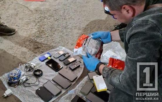 Підставне авто та легенда про ремонт: до криворізької в’язниці хотіли передати майже три десятки смартфонів