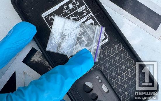 Нерви здали при появі службового авто: у Кривому Розі викрили чоловіка з наркотиками