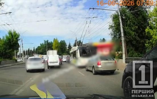 Об'їхав по зустрічній – отримав штраф: у Кривому Розі знайшли водія, який перетнув подвійну суцільну